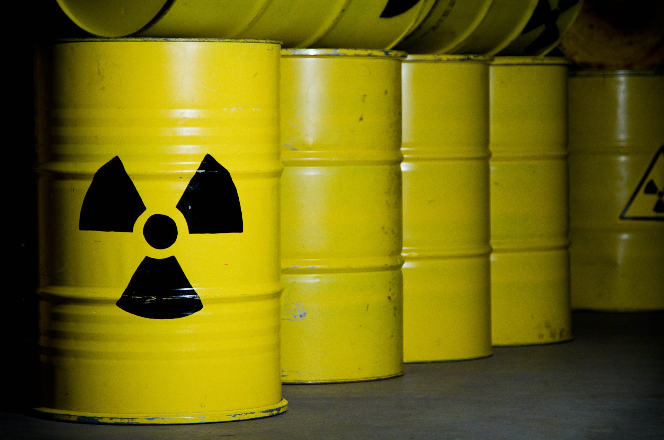 Gelbe Behälter mit Zeichen für Radioaktive Abfälle