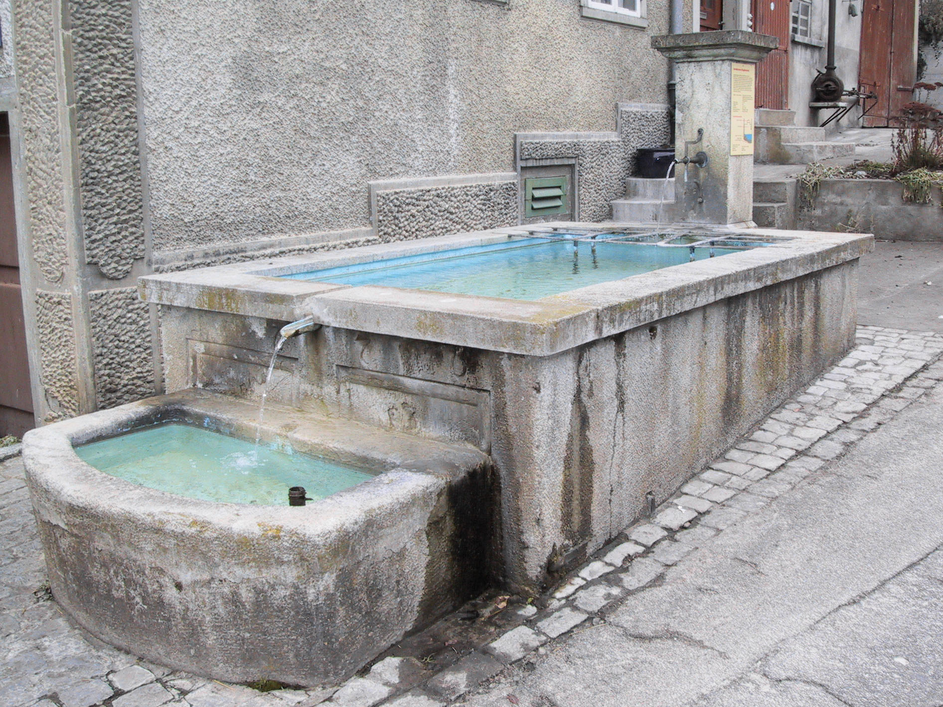 Steinbrunnen mit zwei Becken in der Stadt Zürich
