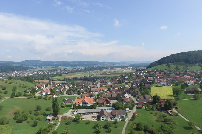 Luftaufnahme der Gemeinde Weiach