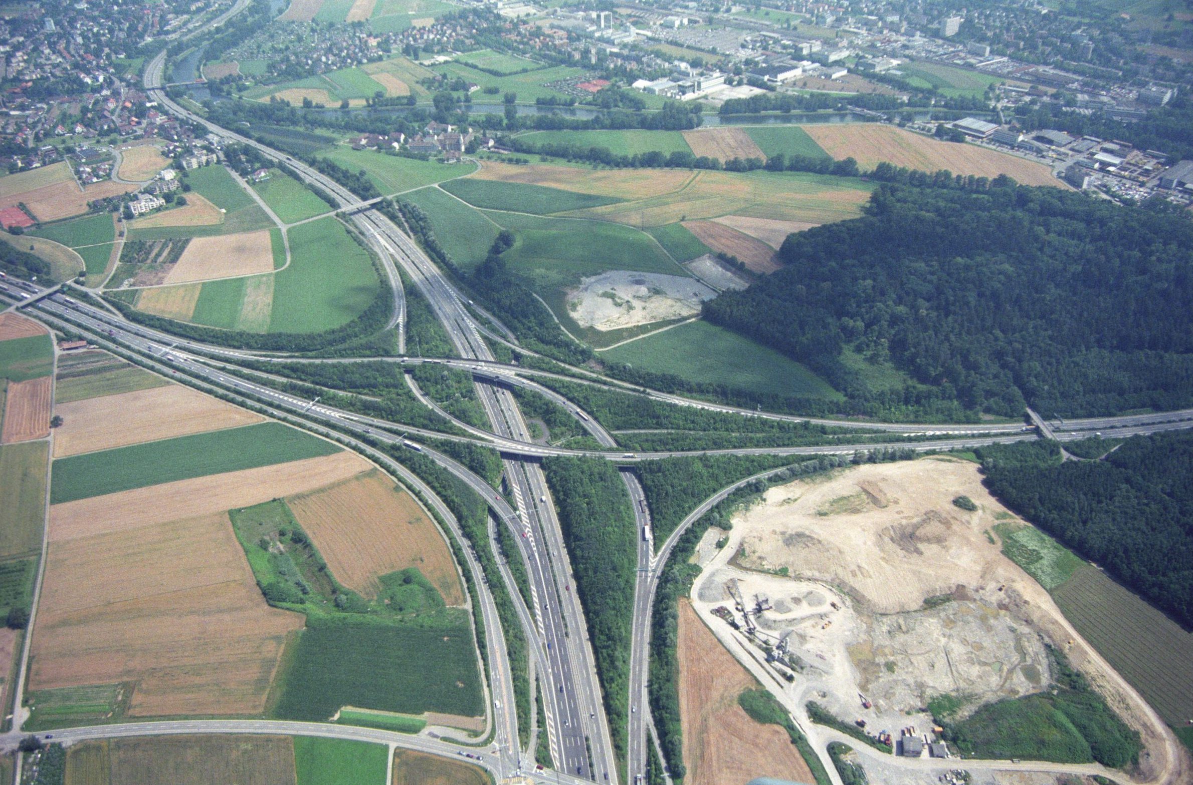 Luftaufnahme des Limmattaler Kreuzes mit seinen Autobahnaus- und -einfahrten.