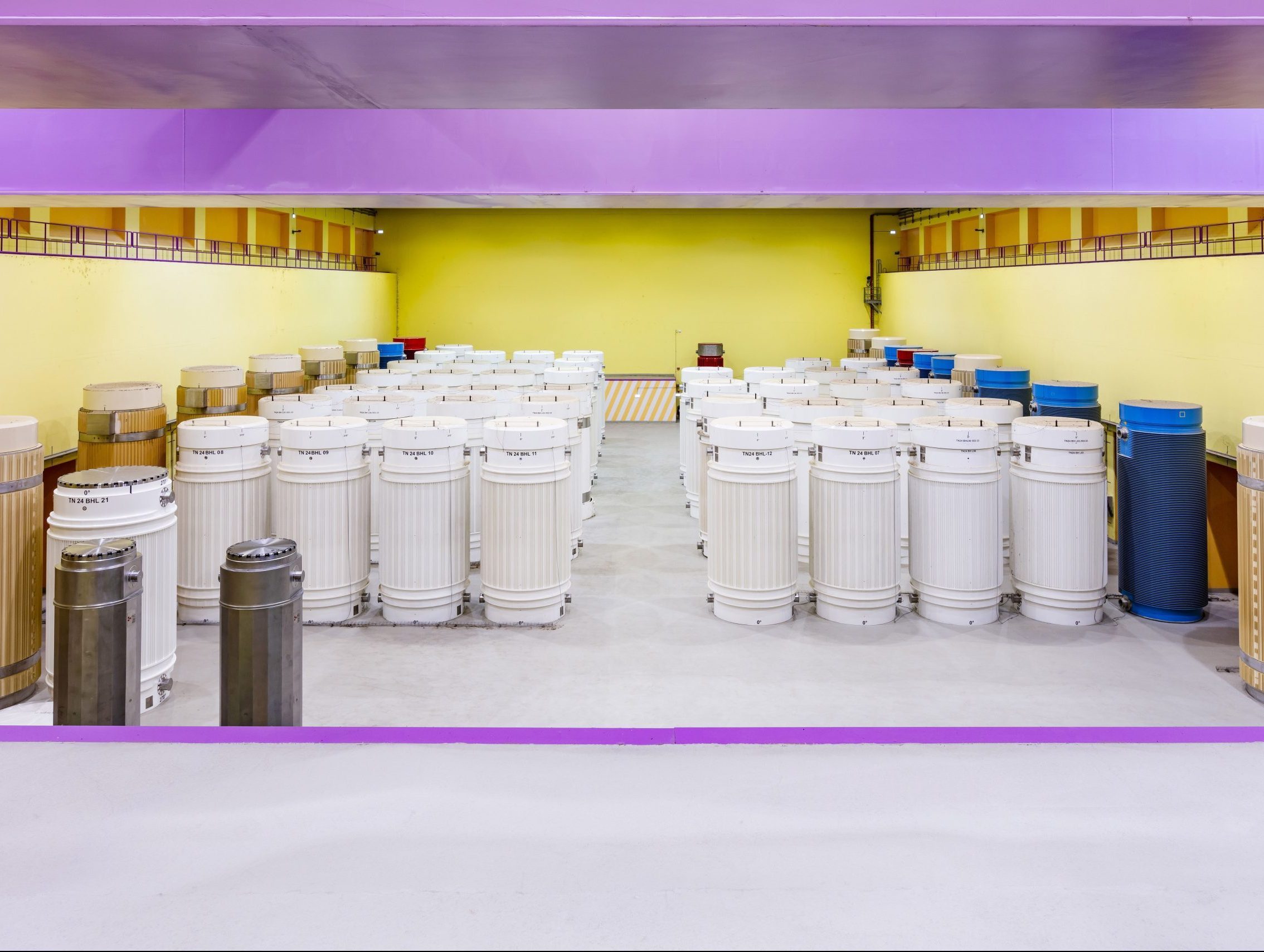 In der Lagerbehälterhalle im Zwischenlager in Würenlingen stehen mehrere Dutzend zylinderförmige Behälter.