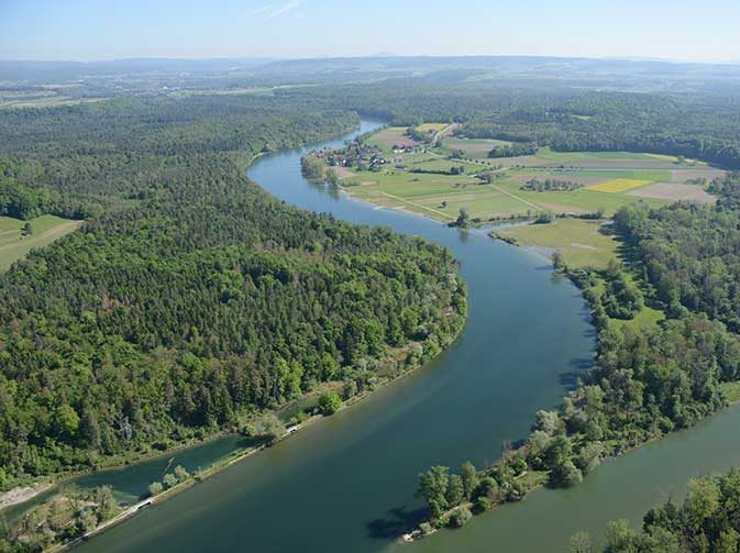 Der Rheingrundwasserstrom im Norden des Kantons Zürich fliesst durch eine Landschaft mit Wald und Feldern