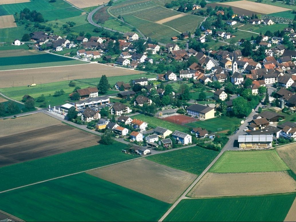 Luftaufnahme des Dorfkerns von Isenbuck Nord in der Gemeinde Benken