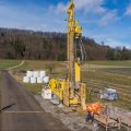 Grosses Bohrgerät für Kernbohrung im Haberstal mit zwei Bauarbeitern